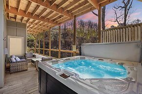 Smokey Treats 5 Bedroom Cabin by RedAwning