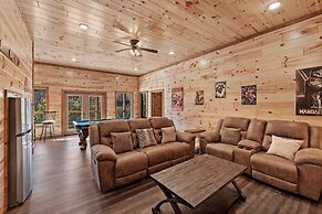 Smokey Treats 5 Bedroom Cabin by RedAwning