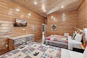 Smokey Treats 5 Bedroom Cabin by RedAwning