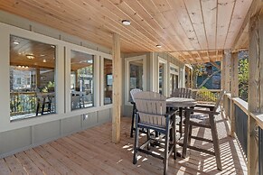 Smokey Treats 5 Bedroom Cabin by RedAwning