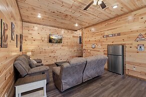 Smokey Treats 5 Bedroom Cabin by RedAwning