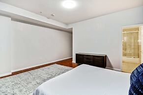 Lovely 2bd Apt Steps From the Convention Center