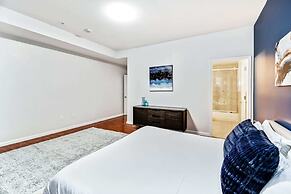 Lovely 2bd Apt Steps From the Convention Center