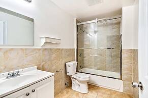 Lovely 2bd Apt Steps From the Convention Center