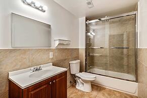 Lovely 2bd Apt Steps From the Convention Center