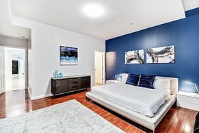 Lovely 2bd Apt Steps From the Convention Center