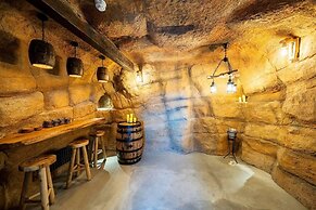 Clwyd Gate Manor Pool Sauna Hottub Cave Wales