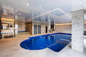 Clwyd Gate Manor Pool Sauna Hottub Cave Wales