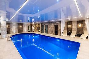 Clwyd Gate Manor Pool Sauna Hottub Cave Wales