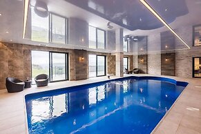 Clwyd Gate Manor Pool Sauna Hottub Cave Wales