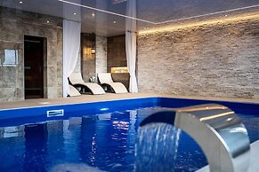 Clwyd Gate Manor Pool Sauna Hottub Cave Wales