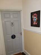 Upmarket 2 Bedroom Apartment With sea Views