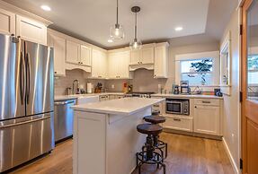 Ava's Castle 2 Bedroom Home by Redawning