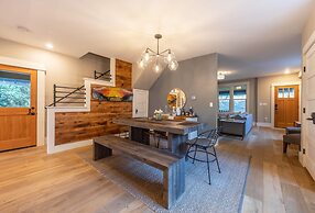 Ava's Castle 2 Bedroom Home by Redawning