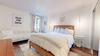 Summit #105 1 Bedroom Condo by RedAwning