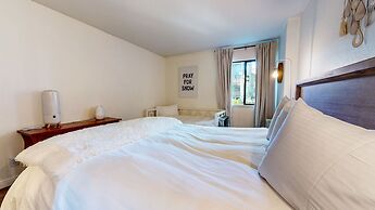 Summit #105 1 Bedroom Condo by RedAwning