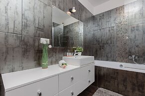 Warsaw Apartment With Parking by Renters