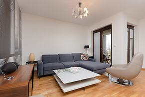 Warsaw Apartment With Parking by Renters