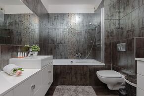 Warsaw Apartment With Parking by Renters