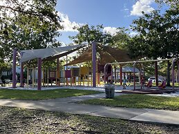 Luxurious & Spacious Townhouse in Prime Location