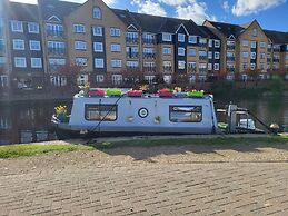 Charming Baby Narrowboat Apsley Marina