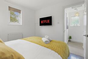 Inviting 2-bed House in Milton Keynes - Netflix