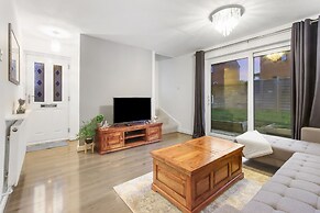 Inviting 2-bed House in Milton Keynes - Netflix