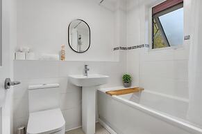 Inviting 2-bed House in Milton Keynes - Netflix