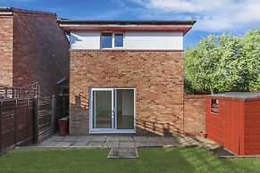 Inviting 2-bed House in Milton Keynes - Netflix