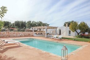 TD Lamiamola Stylish Trulli Lamie With Pool