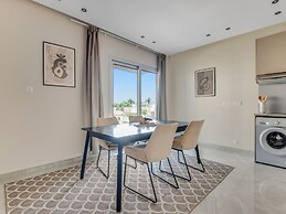 Sanders Crystal - Darling 2-bdr Apt w Balcony