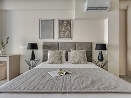 Sanders Crystal - Darling 2-bdr Apt w Balcony