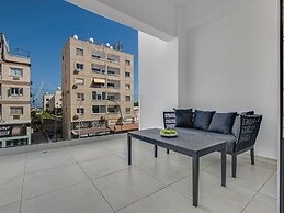 Sanders Crystal - Darling 2-bdr Apt w Balcony