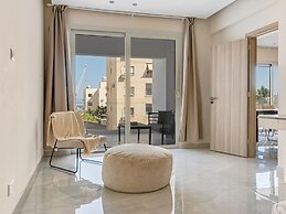 Sanders Crystal - Darling 2-bdr Apt w Balcony