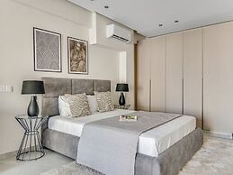 Sanders Crystal - Darling 2-bdr Apt w Balcony