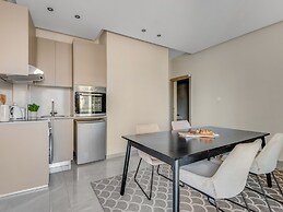 Sanders Crystal - Darling 2-bdr Apt w Balcony