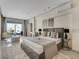 Sanders Crystal - Darling 2-bdr Apt w Balcony