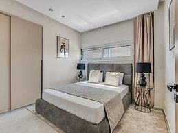 Sanders Crystal - Darling 2-bdr Apt w Balcony