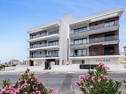 Sanders Elgio - Pleasant 2-bdr Apt w Balcony