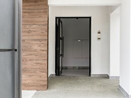 Sanders Elgio - Pleasant 2-bdr Apt w Balcony