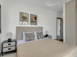 Sanders Elgio - Pleasant 2-bdr Apt w Balcony