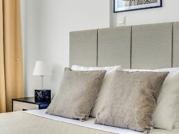 Sanders Elgio - Pleasant 2-bdr Apt w Balcony