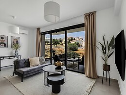 Sanders Elgio - Pleasant 2-bdr Apt w Balcony