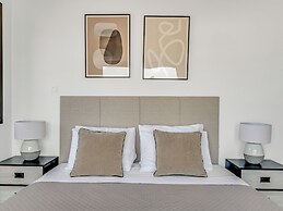 Sanders Elgio - Precious 3-bdr Apt With Balcony