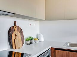 Sanders Elgio - Precious 3-bdr Apt With Balcony