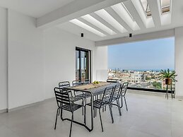 Sanders Elgio - Precious 3-bdr Apt With Balcony