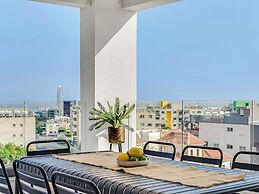 Sanders Elgio - Precious 3-bdr Apt With Balcony