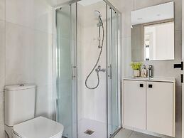 Sanders Elgio - Precious 3-bdr Apt With Balcony