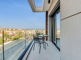 Sanders Elgio - Precious 3-bdr Apt With Balcony