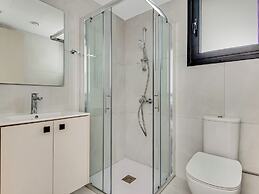 Sanders Elgio - Precious 3-bdr Apt With Balcony